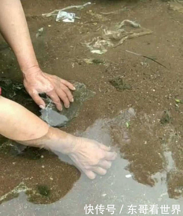 农村大妈在河边洗衣,发现河里有东西反光闪眼睛,捡起后高兴不已