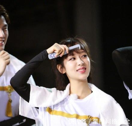 女星证明自己没整容娜扎卸妆,baby看医生,而她