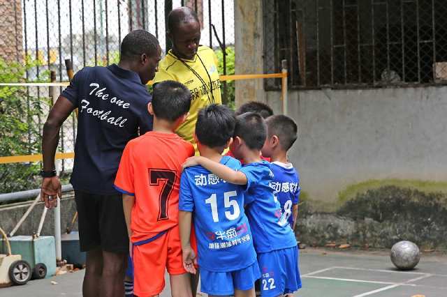 非洲黑人在广州教中国小朋友踢足球,月入万元