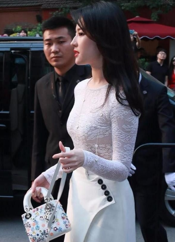 刘亦菲近照曝光,颜值极度下滑,气质全无