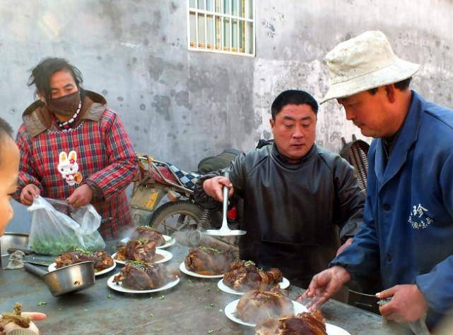 农村\＂食神\＂:做两个月吃一年，菜色非常好，价格实惠