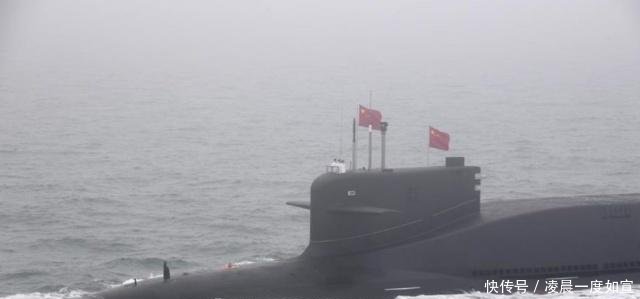 一个老兵,观看纪念海军成立70周年海上阅兵活