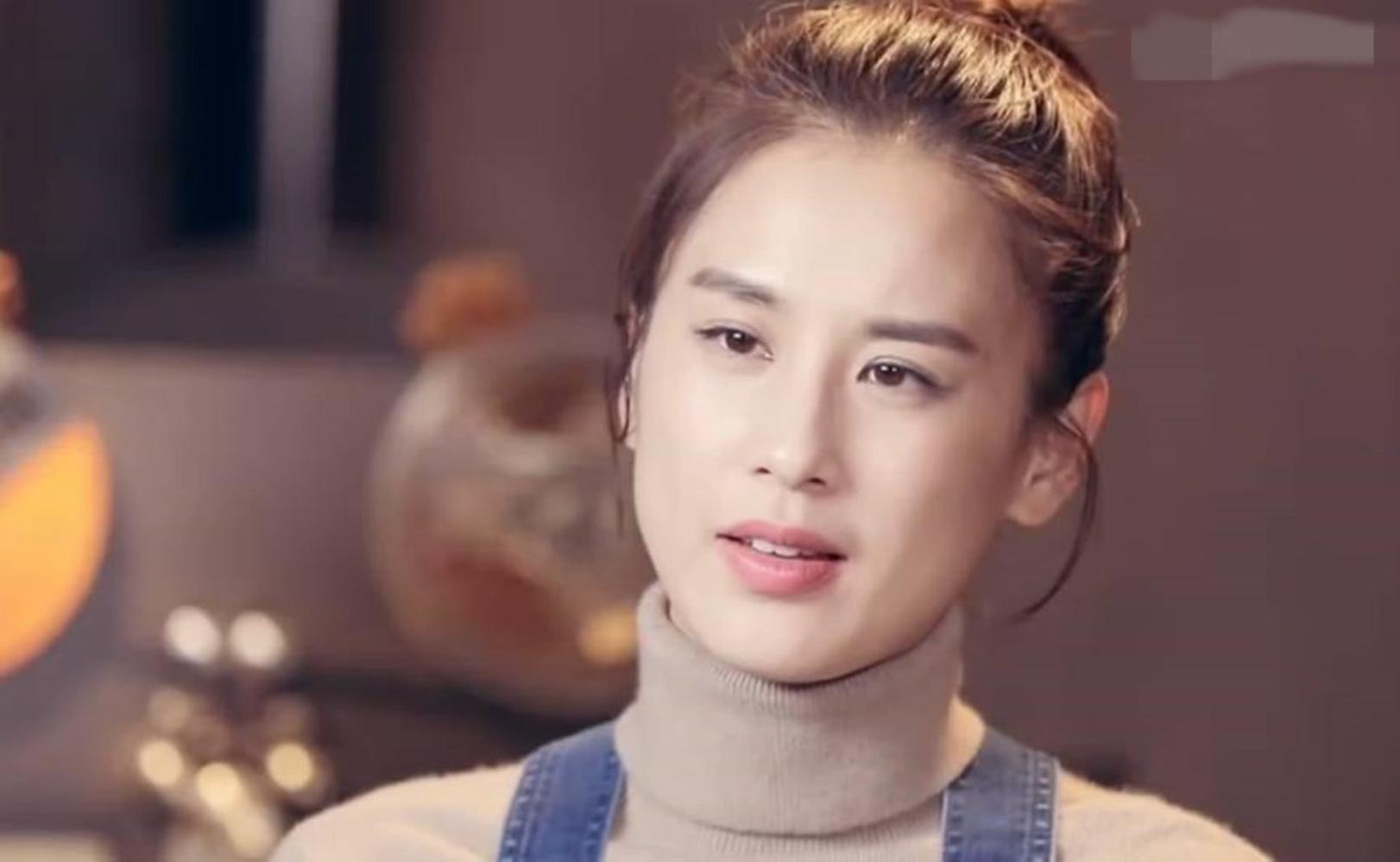 黄圣依炫富门再升级! 全身名牌被打马赛克, 脚