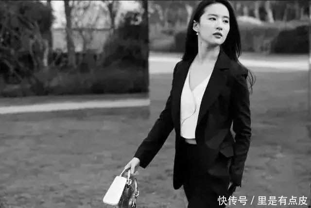 刘亦菲深夜被干爹强吻,大量不雅照曝出,网友三