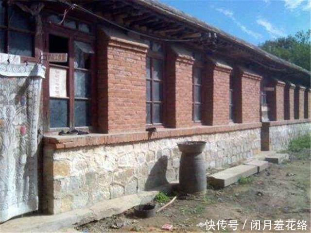 农村老人进城看富儿子,谁知没见儿子就被赶出,儿子步行追赶父亲