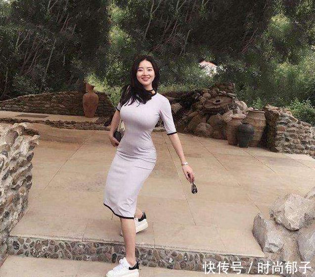 街拍:焦点a焦点的嘴唇,走到哪都是女生,她们的女生翻上身材外图片