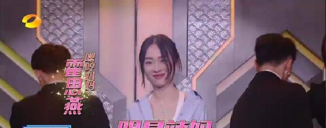 同样都是露肩装,37岁的霍思燕显年轻,35岁的黄