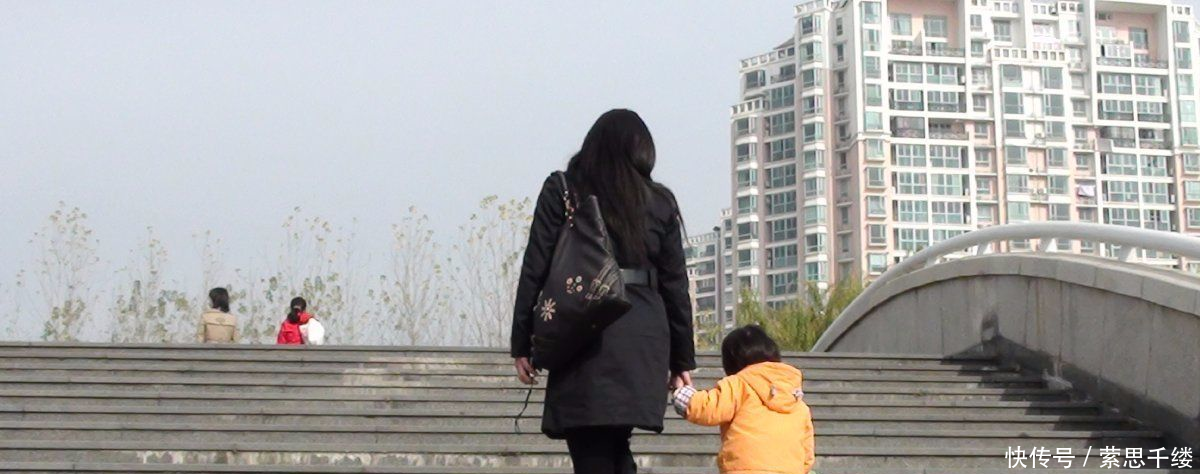 哥嫂帮俺照顾女儿,女儿总打电话说嫂子打她,十