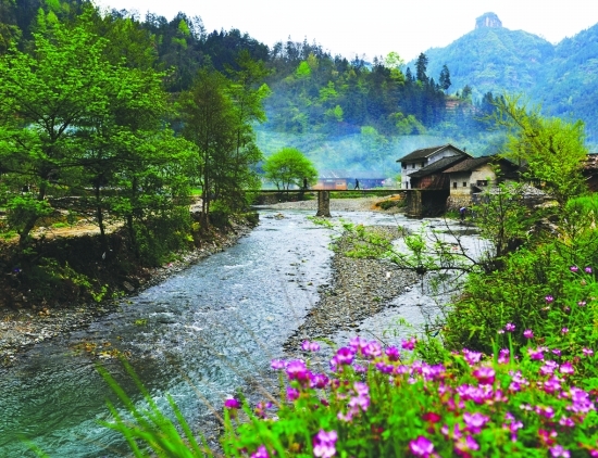 主线,以生态补偿转岗脱贫,生态保护工程脱贫,生态休闲旅游脱贫为手段