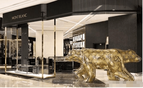 男子送黑卡给未婚妻随便刷, 被刷815万后却反