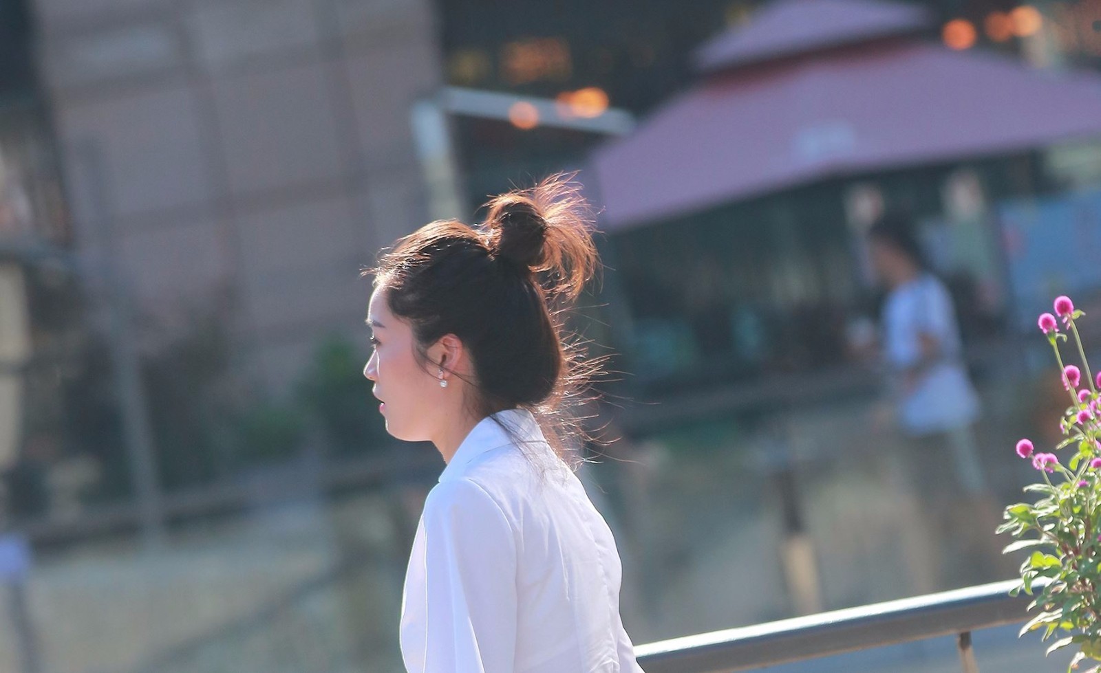 夏日街头街拍紧身短裤 短裤美女时髦中透露时