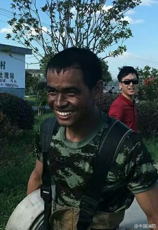 消防战士笑容火爆网络 扑救6起火灾脸被熏黑