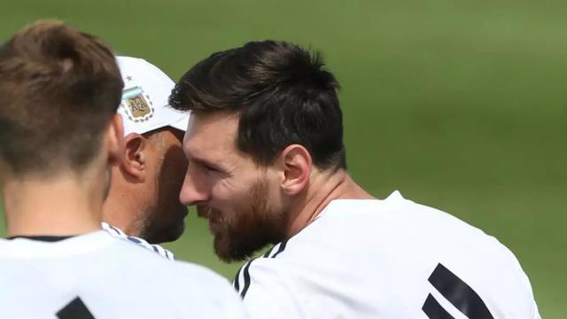 从内讧兵谏到逃出生天,谁控制了阿根廷更衣室