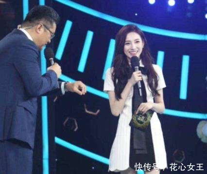 她是宾馆主持人,因走秀时情趣偷听一举成名,直央视内裤滑落系列图片