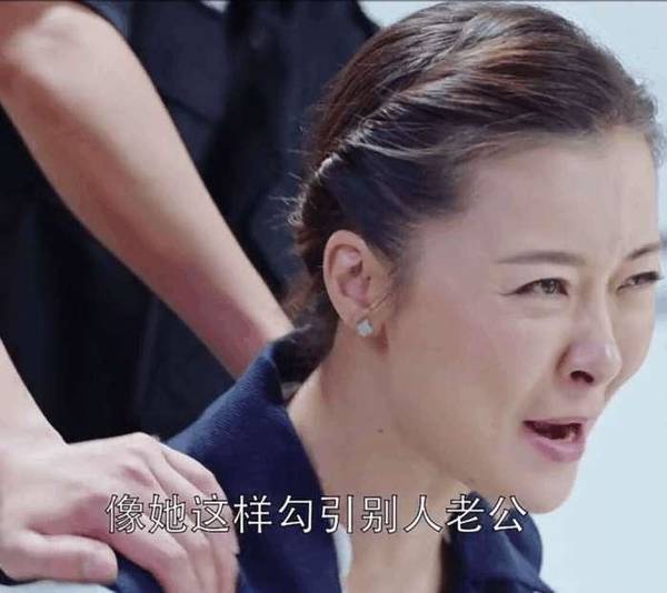 白百何这表情估计也只有在电视剧中才能看到吧.