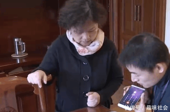 一万多索尼电视机,刚拆开包装就发现黑屏,索尼