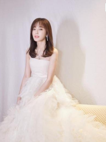 秦岚亮相湖南卫视跨年晚会,催泪演绎《雪落下