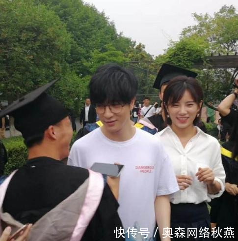 薛之谦现身浙江传媒学院,录制真人秀节目,被大