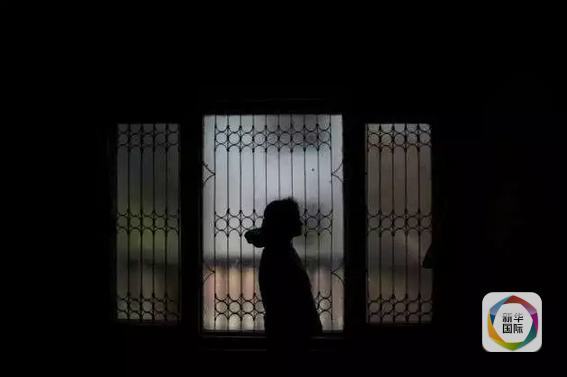 中國留學(xué)生在印度遭騷擾 教務(wù)主任抱住她 從額頭親到脖子