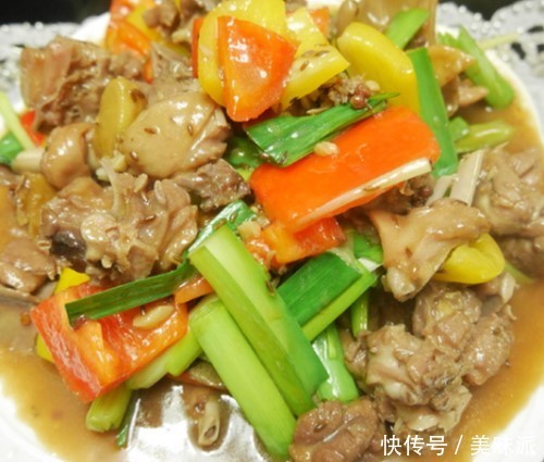 爸妈不回家过年,我到大伯家拜年,看着饭菜觉得自己有点不好意思