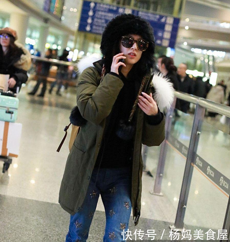 黄圣依穿军绿色羽绒服打扮时尚保暖 对镜头打