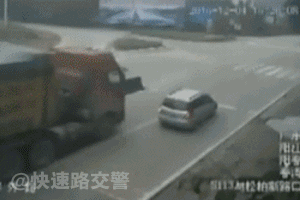 惨烈车祸!为什么要远离大货车 一组动图警示你