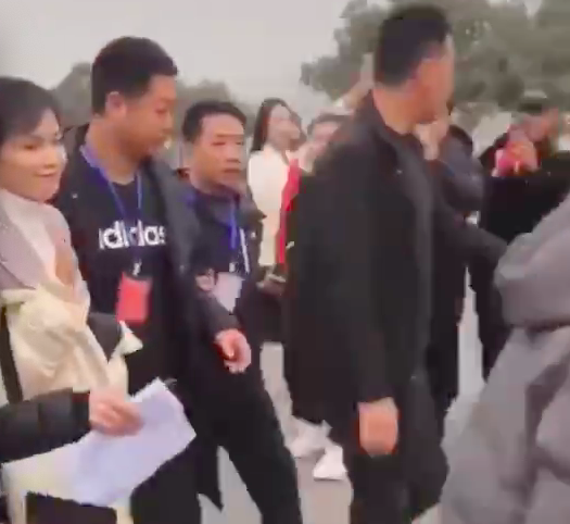 刘涛出街被指排场大，数十位保镖在马路中央开道，行人被迫站一旁