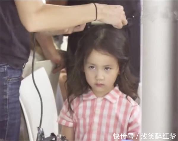 黄磊小女儿不愿意走秀 化妆的时候就带着满脸
