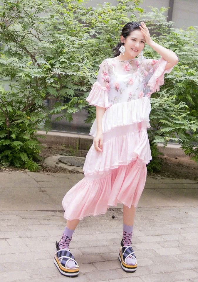 谢娜穿粉裙美似赵丽颖,凉鞋配长袜好吸睛,网友