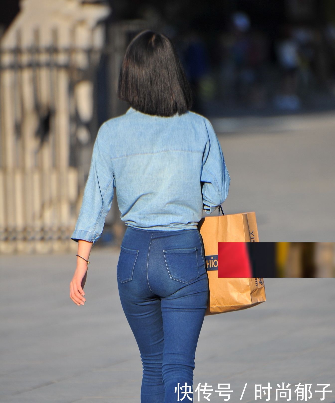 时尚摄影:穿蓝色紧身牛仔裤的美女,大家猜猜她