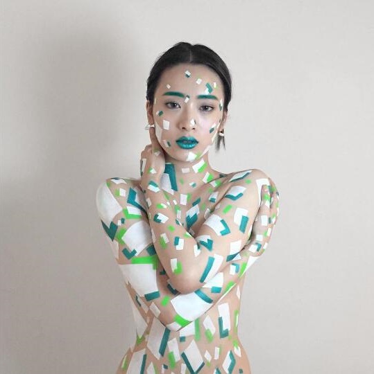 美女纹身艺术家把台球变成了满地打滚的表情包