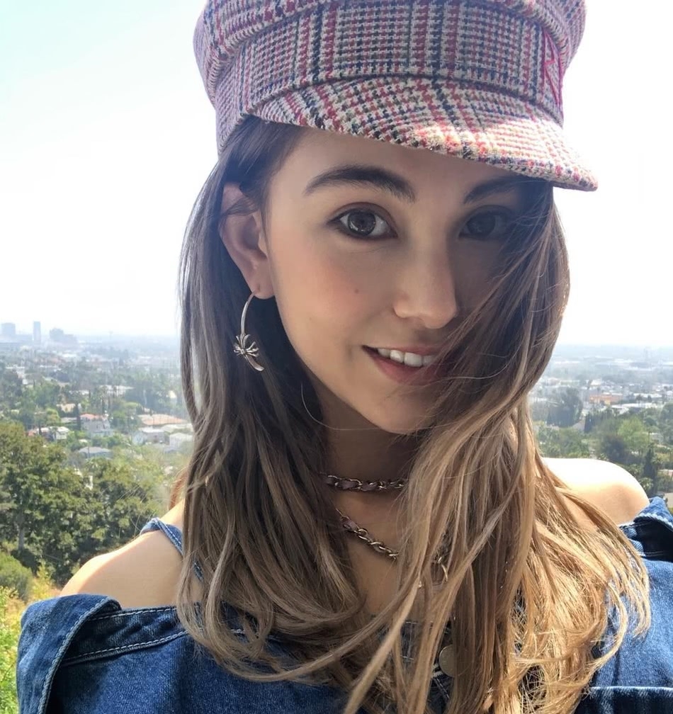 昆凌穿复古牛仔裙小露香肩秀美腿,头戴贝雷帽