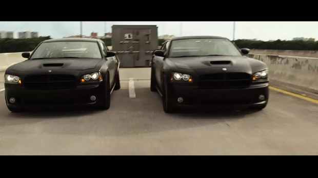 速度与激情5中拖保险柜的2辆道奇怎么在桥上