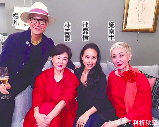 64岁林青霞与67岁施南生同框比美,玉镯太抢镜