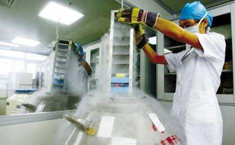 女大学生现场参观精子库,全方位学习男性捐精