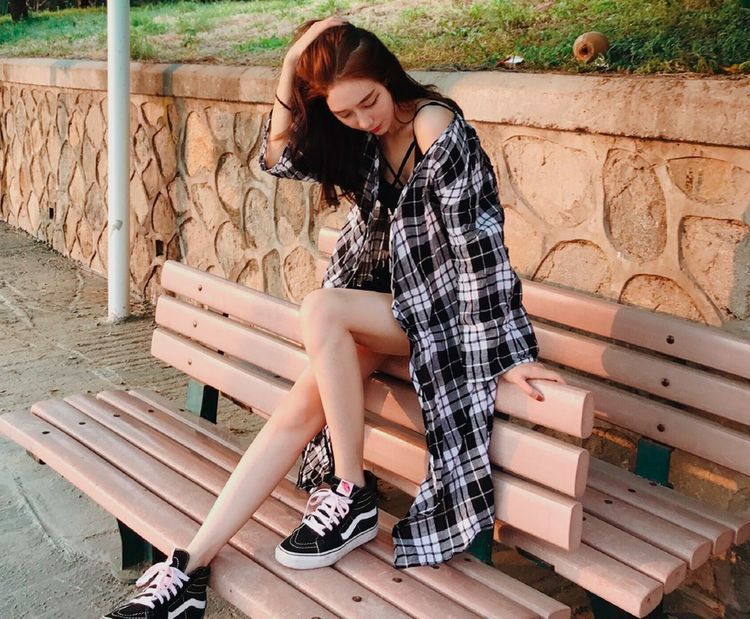 王思聪三亚同行女伴正面照,颜值姣好身材佳,微