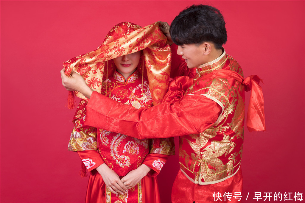 我带女儿给婆婆拜年，婆婆拿出两个鼓鼓的红包，打开后我们离婚了