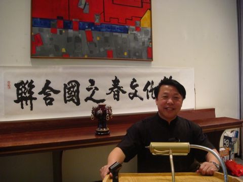 张克思书法表演的巨大感染力,在2008年五月的联合国之春文化节中