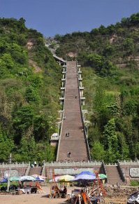 基本简介 "西蜀天梯"位于四川雅安著名景点金凤寺山麓.