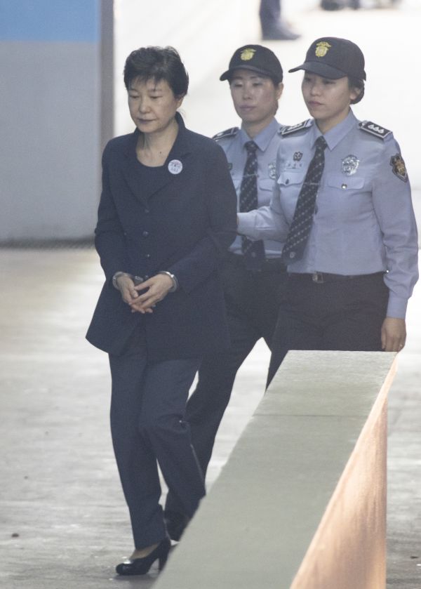 朝鲜官媒报道朴槿惠受审:叛国贼戴手铐出庭受审 - 钟儿丫 - 响铃垭人 朝鲜官媒报道朴槿惠受审:叛国贼戴手铐出庭受审 - 钟儿丫 - 响铃垭人
