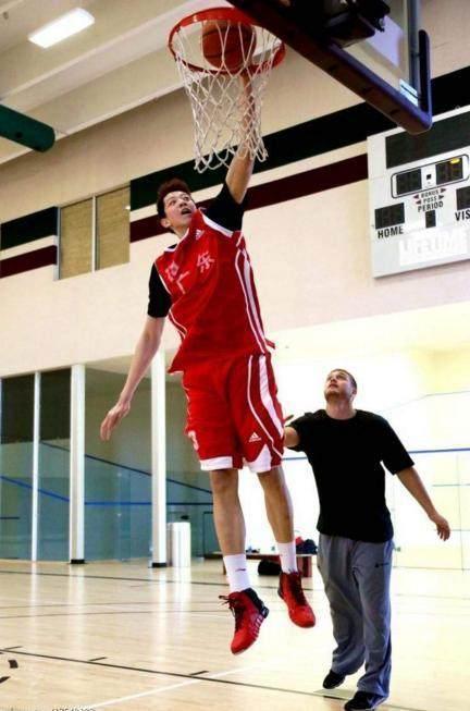 下一个姚明? 中国17岁篮球小将惊艳nba训练营, 臂展2.2米