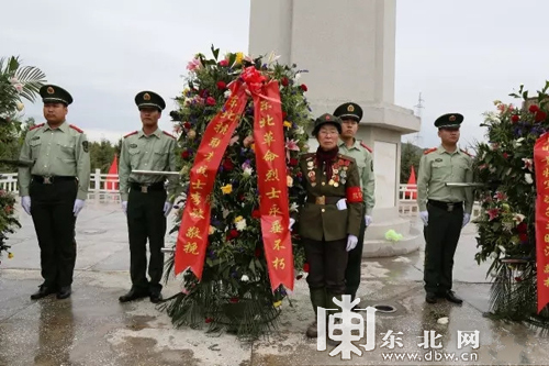 李敏向纪念碑敬献花篮.