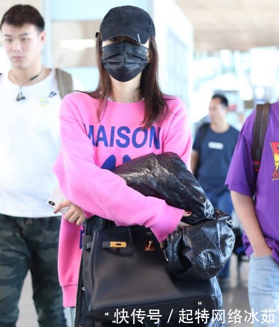 孙怡现身北京机场,粉色卫衣,黑色短裙尽显逆天