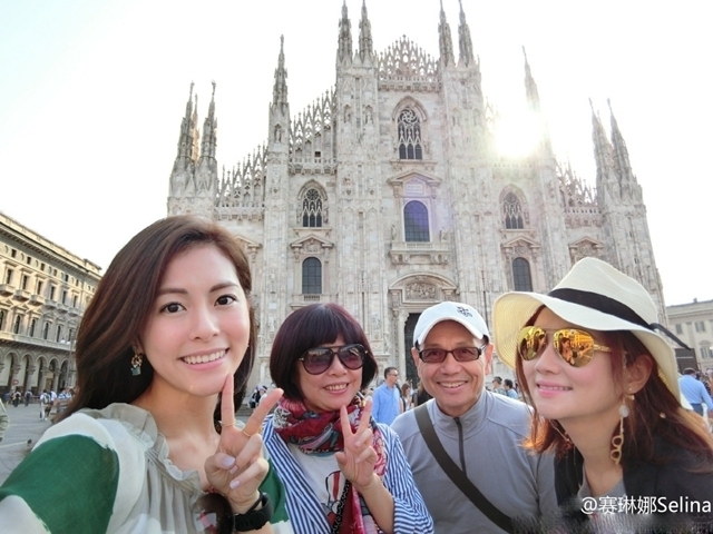 Selina一家四口赴欧洲旅游:家人的心贴近