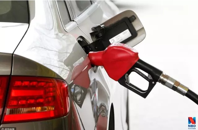 怎么用桶给汽车加油 t01bd41e23bd8b79b74.jpg?size=630x416