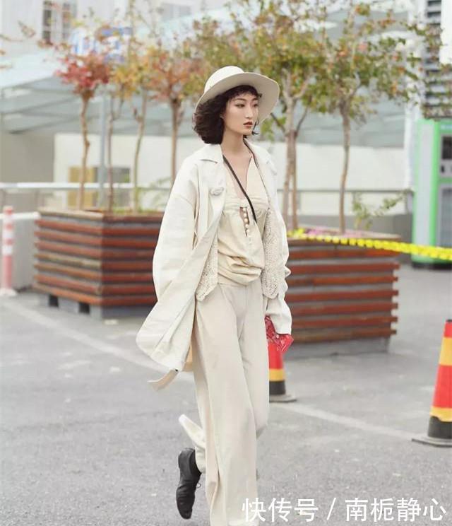 街拍:白色+蓝色的横条纹短袖,搭破洞牛仔裤,个