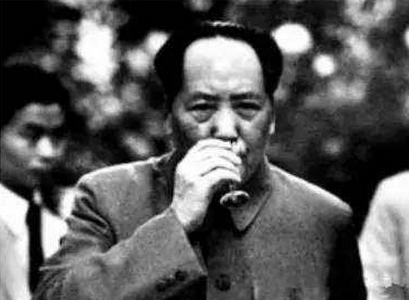 国宴上老外想灌醉毛主席,只见他镇定拿出一样东西,吓得老外再也
