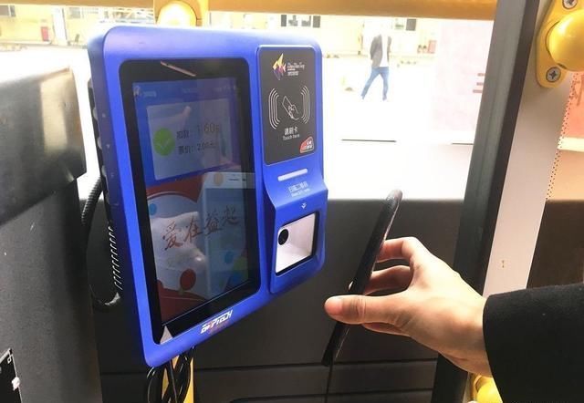 深圳通二维码乘公交出现故障,早高峰引集体吐