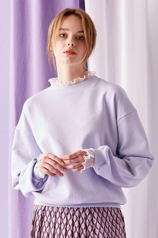 少女身穿白色一字领绣花上衣搭配牛仔半身裙,