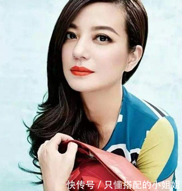 赵薇机场最新街拍,白体恤加超短裤,网友:腿变细